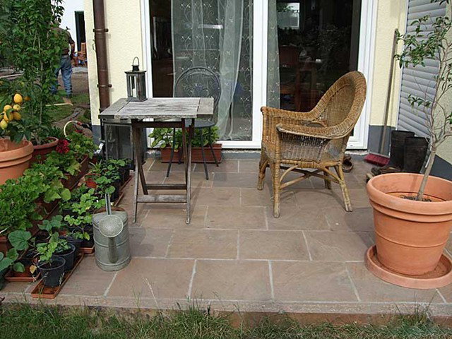 Terrasse mit Natursteinmauer